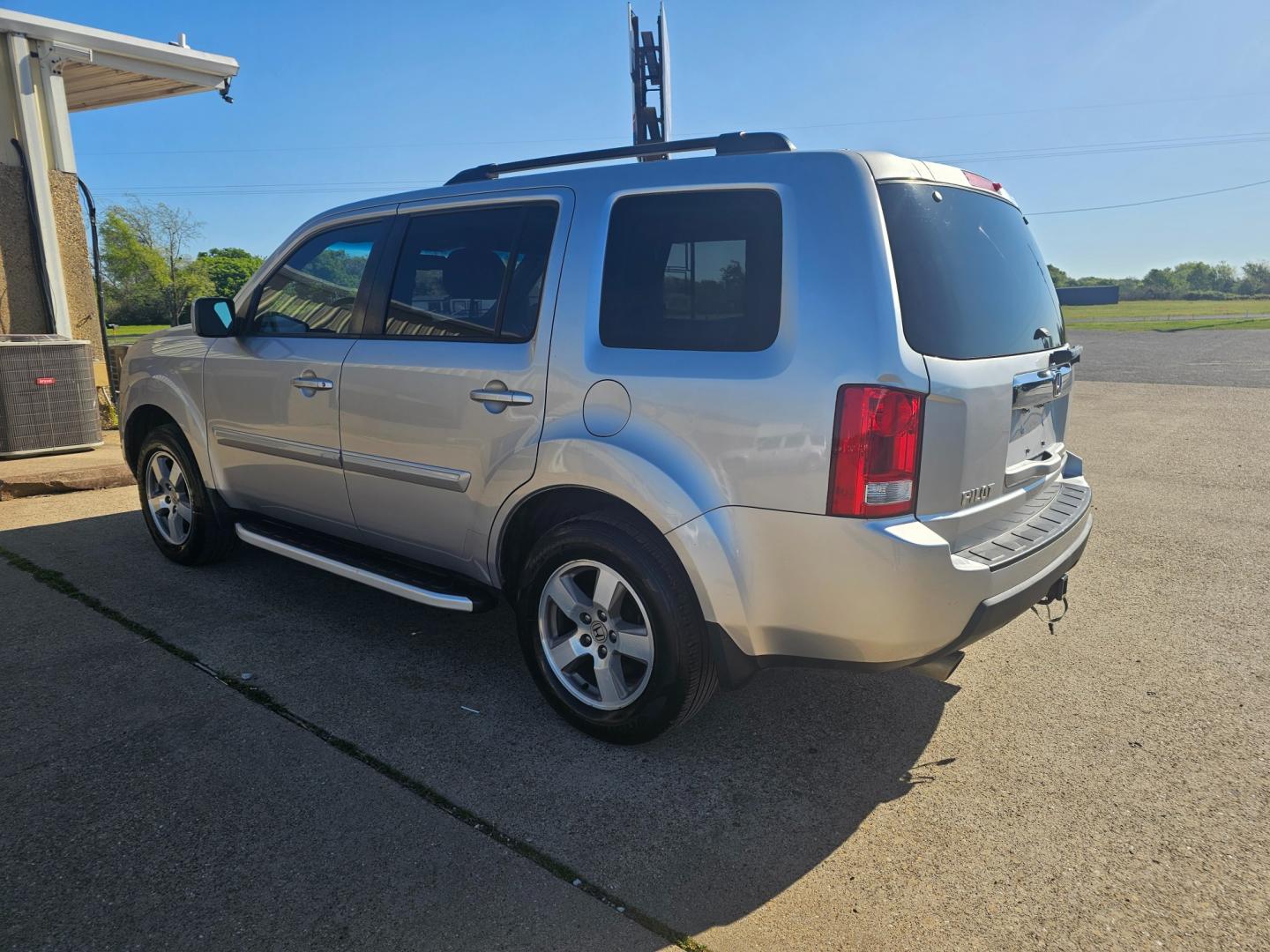 2011 SILVER Honda Pilot EX-L 2WD 5-Spd AT (5FNYF3H57BB) with an 3.5L V6 SOHC 24V engine, 5-Speed Automatic transmission, located at 533 S Seven Points BLVD, Seven Points, TX, 75143, (430) 255-4030, 32.313999, -96.209351 - Photo#3